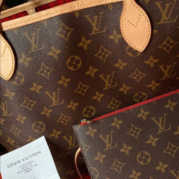 Louis Vuitton Handbags - Louis Vuitton neverfull medium bag and clutch Louis Vuitton Handbags - Louis Vuitton neverfull medium bag and clutch